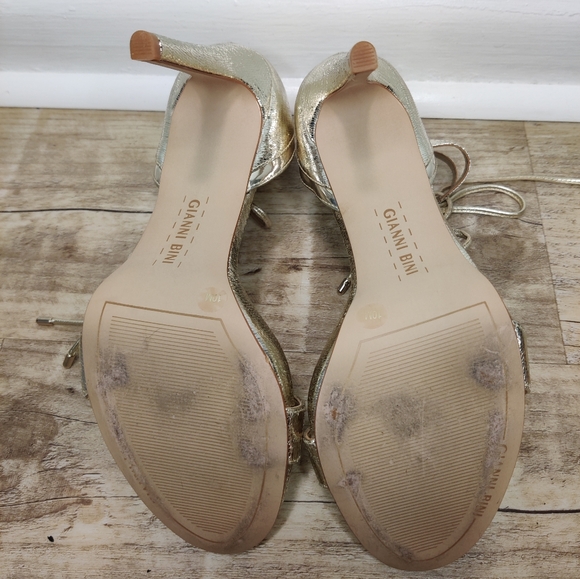 Gianni Bini Metallic gold ankle tie heel size 10 - Picture 4 of 4